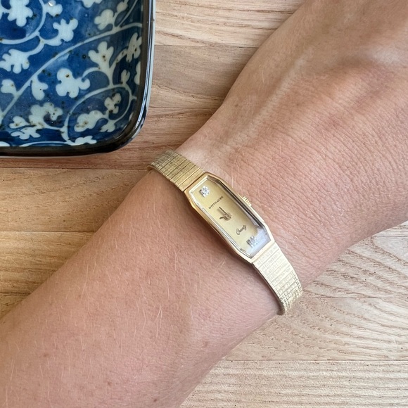 Vintage Wittnauer ladies dress watch 10k gold plated with diamonds NEW BATTERY main image 9